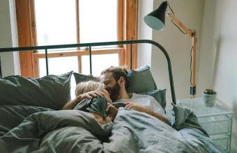 Sleep Divorce: Γιατί όλο και περισσότερα ευτυχισμένα ζευγάρια επιλέγουν να κοιμούνται χωριστά