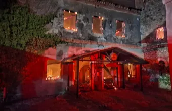 Φωτιά στην Achaia Clauss – Καταστρoφές σε ιστορικό κτίριο της οινοποιίας