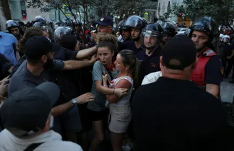Αλβανικό κοινοβούλιο: Συγκρούσεις και διαδηλώσεις κατά του τουριστικού σχεδίου της οικογένειας Τραμπ