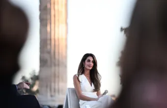 Η Amal Clooney επανέφερε το λευκό παντελόνι για το φθινόπωρο