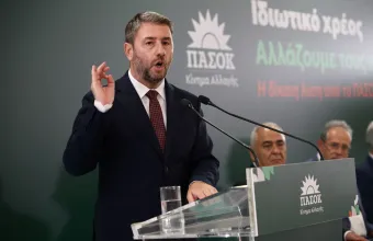 Με τσικουδιές υποδέχεται ο Νίκος Ανδρουλάκης τα πράσινα στελέχη στην Κρήτη για την 3η του Σεπτέμβρη