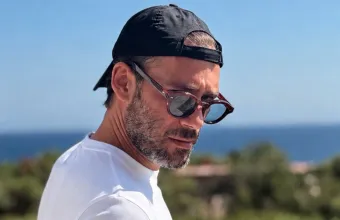 Αντίνοος Αλμπάνης: Μετά τη Δώρα Χρυσικού, βρέθηκε στην άβολη θέση να διαψεύσει ότι είναι άρρωστος