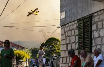 Νύχτα-κόλαση σε νησί της Κροατίας: Απομακρύνθηκαν περισσότεροι από 200 άνθρωποι, 35.000 στρέμματα έγιναν στάχτη