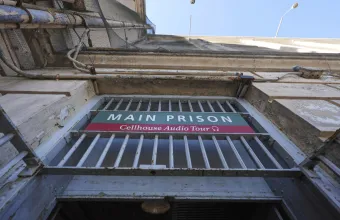 Σάλος με τις συνθήκες κράτησης μεταναστών στο «Αλκατράζ με αλιγάτορες» των ΗΠΑ
