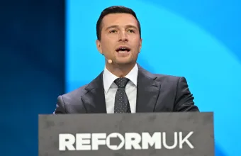 Μπαρντελά στο συνέδριο του Reform UK: Θα σταματήσουμε τις μεταναστευτικές ροές από τη Γαλλία προς τη Βρετανία