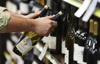ΗΠΑ: Μείωση της κατανάλωσης αλκοόλ από τους ενήλικες, για πρώτη φορά μετά την πανδημία