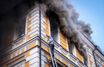 Σκηνές τρόμου στο Κίεβο: Άνθρωποι τρέχουν να σωθούν από ρωσικό πλήγμα στην Ακαδημία Επιστημών - Δείτε βίντεο