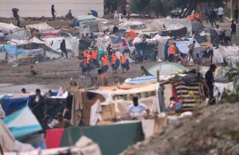 Ισπανία: Άρχισε η μεταφορά μεταναστών από παραλίες της Θέουτα σε προσωρινό καταυλισμό