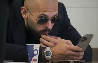 Ο Άντριου Τέιτ κατηγορείται για εμπορία ανηλίκων και ξέπλυμα χρήματος στη Ρουμανία