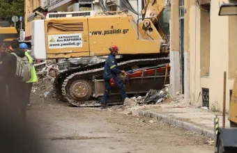 Πλάκα: Έγκυος ένα από τα θύματα – Τα σενάρια για τα αίτια της φονικής έκρηξης και οι «σαρωτικοί» έλεγχοι στα γύρω κτίρια