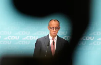 Το δίλημμα του Μερτς: Θα αναθεωρήσει τις μεταρρυθμίσεις του ή θα πέσει εξαιτίας τους