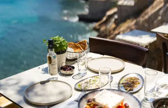 Στον Αστακό της Σύρου για ψάρι και θαλασσινά με θέα την Ερμούπολη
