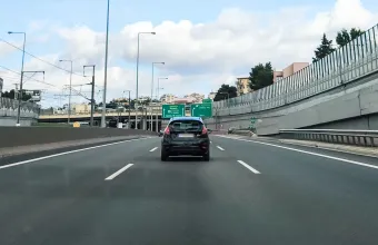 Συνελήφθη 90χρονος που οδηγούσε στο αντίθετο ρεύμα της Αττικής Οδού – Είχε ληγμένη άδεια οδήγησης από το 2018
