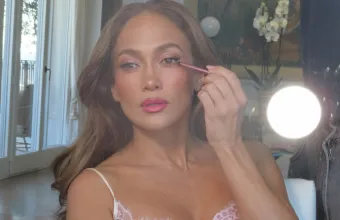 Μακιγιάζ: Barbie pink, ο απρόσμενος σύμμαχος για λαμπερή όψη μετά τα 50