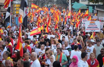 «Η Θέουτα δεν είναι προς πώληση»: Χιλιάδες κάτοικοι διαμαρτύρονται για τη μεταναστευτική κρίση