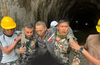 Νεπάλ: Κινέζος εργάτης διασώθηκε ζωντανός από σήραγγα 10 ημέρες μετά τις πλημμύρες