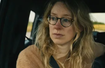 «You Can See Everything»: Δείτε το trailer του ντοκιμαντέρ για την Ελίζαμπεθ Χολμς