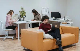 Όταν στη δουλειά ξέρουν ότι θα πεις πάντα «ναι»: Η παγίδα της μόνιμης διαθεσιμότητας