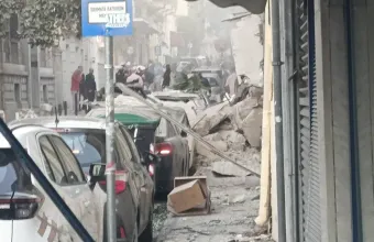 Έκρηξη στην Πλάκα: Τη Δευτέρα αναλυτικοί έλεγχοι της Πολεοδομίας για τη στατικότητα των γειτονικών κτηρίων