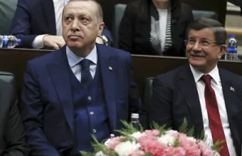 Οι ατάκες Νταβούτογλου που θεωρήθηκαν προσβολή κατά του Ερντογάν: «Πλούτισε τους συγγενείς του, ξεπούλησε την Τουρκία»