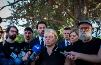 «Κινούμαστε σε φέρετρα και όχι σε βαγόνια»: Δικαιοσύνη ζητούν οι συγγενείς θυμάτων στη δίκη των Τεμπών