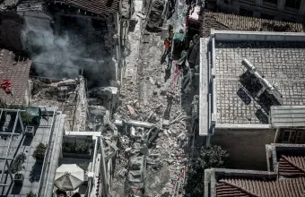 Νεκρή η γυναίκα που ανασύρθηκε από τα συντρίμμια στην Πλάκα – Αγωνία για τους 5 αγνοούμενους