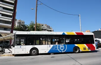 Ατύχημα με λεωφορείο στη Θεσσαλονίκη: Χειρουργήθηκε η 21χρονη - Εξιτήριο για 2 τραυματίες