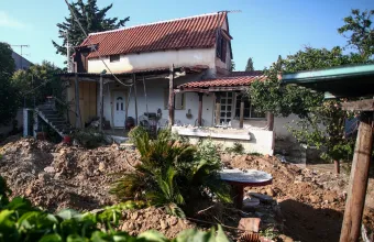 Θρίλερ στον Μαραθώνα: «Η μητέρα μού έλεγε πως έχει τακτοποιήσει το θέμα» λέει ο εγγονός της 90χρονης που φέρεται να θάφτηκε