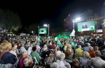 3η Σεπτέμβρη με λύρες, πράσινες σημαίες και καταπράσινο ουρανό από τα drones - Οι παρουσίες «έκπληξη» στη γιορτή του ΠΑΣΟΚ
