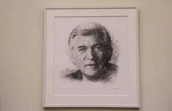 «Μας λείπεις»: Συγκινητικά μηνύματα από Ντόρα και Κώστα για τα 37 χρόνια από τη δολοφονία του Παύλου Μπακογιάννη