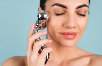 Face Icing 2.0: Η νέα beauty εμμονή θέλει το skincare σου… παγωμένο