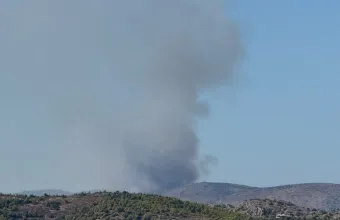 Ενισχύθηκαν οι δυνάμεις στη φωτιά στο Κανδήλι Μεγάρων – Στη μάχη της κατάσβεσης και 8 εναέρια - Δείτε βίντεο