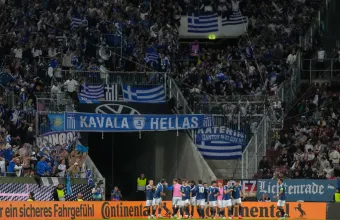 Έλληνες οπαδοί διέκοψαν ζωντανή μετάδοση του Sky Sports και πανηγύριζαν με Γερμανούς