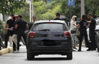 Υπόθεση Μαζωνάκη: Στον Εισαγγελέα οι δύο γιατροί - Αρνούνται τις κατηγορίες, επιμένουν ότι «Όλα έγιναν νόμιμα»