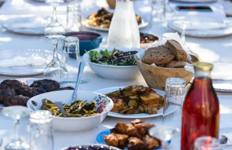 5.000 ελιές, ένας ξυλόφουρνος και τέσσερα αδέλφια: Η ιστορία του Greenland Co-Farming