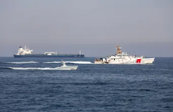 Ορμούζ: Δεξαμενόπλοιο χτυπήθηκε από άγνωστο βλήμα – Φωτιά στο πλοίο, ασφαλές το πλήρωμα