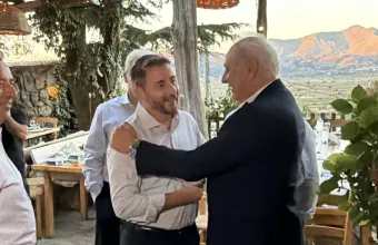 Νίκος Ανδρουλάκης- Κρήτη: Παρέθεσε δείπνο για βουλευτές και στελέχη του ΠΑΣΟΚ στο χωριό της μητέρας του