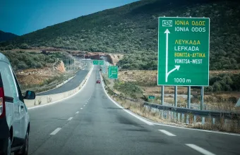 Χειροπέδες σε οδηγό από την τροχαία - Έτρεχε με 178 χιλιόμετρα την ώρα και δεν είχε δίπλωμα