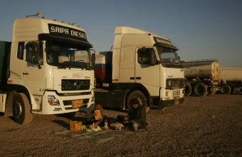 Βαλτώνει το σχέδιο του Ιράν για χερσαία παράκαμψη του Ορμούζ - Χιλιάδες φορτηγά εγκλωβισμένα στα σύνορα