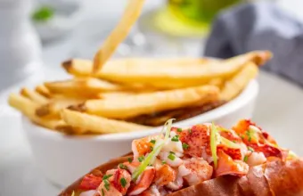 Lobster roll: Το premium σάντουιτς με αστακό