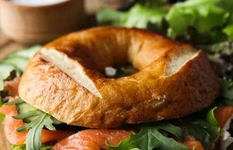 Lox bagel: Το κλασικό bagel με καπνιστό σολομό και τυρί κρέμα