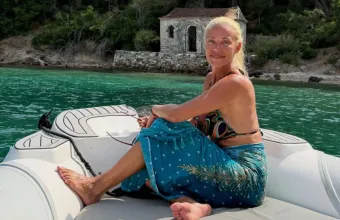 Ζέτα Μακρυπούλια: Πρόλαβε να σαλπάρει! Η απόδραση με φουσκωτό στο παρά πέντε