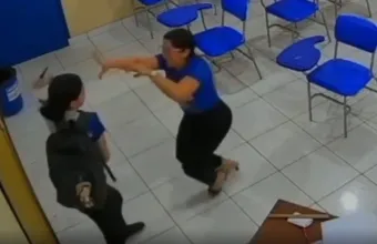 Βραζιλία: 17χρονη επιτέθηκε με μαχαίρι στην καθηγήτριά της μέσα στην τάξη – Σοκαριστικό βίντεο