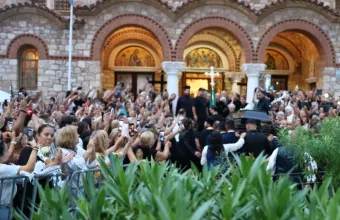 Live εικόνα από την Αγία Τριάδας στη Νίκαια - Στις 13:00 η εξόδιος ακολουθία του Γιώργου Μαζωνάκη
