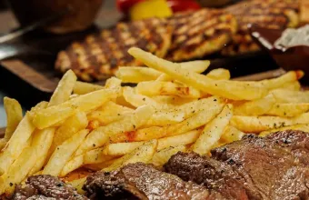Meat n’ Roses: Πήγαμε για σουβλάκι στο Παγκράτι και καταλήξαμε να τρώμε Black Angus