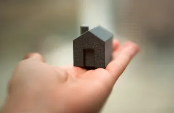 Δεν έχεις σκοπό να μετακομίσεις, αλλά χαζεύεις αγγελίες για σπίτια; Υπάρχει λόγος που το κάνεις