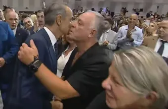 Συγκινητική στιγμή στο Βελλίδειο: Ο Μητσοτάκης συνομίλησε με τους γονείς του Γιώργου Λυγγερίδη