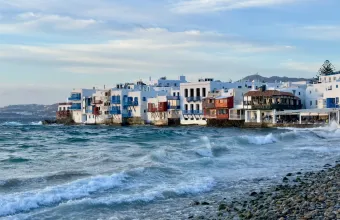 Γνωστός κομμωτής κατηγορείται για κλοπή γυαλιών και μεταγιόν από κατάστημα της Μυκόνου