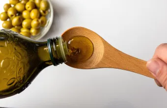 Oil Pulling με ελαιόλαδο: Η αρχαία πρακτική της Αγιουρβέδα σε μια μεσογειακή εκδοχή
