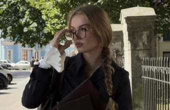 Μια makeup artist αποκαλύπτει το βήμα που δεν πρέπει ποτέ να παραλείπετε όταν φοράτε γυαλιά